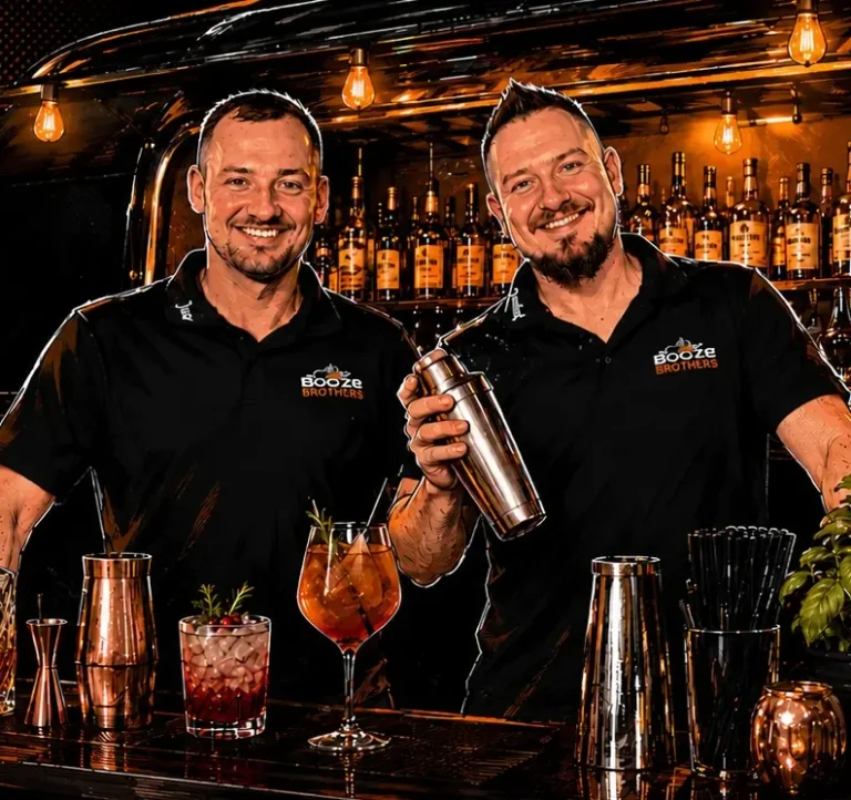 Ein Bild von den beiden Brüdern Daniel und Jan im Comicstil vor der Bar beim Zubereiten eines Drinks